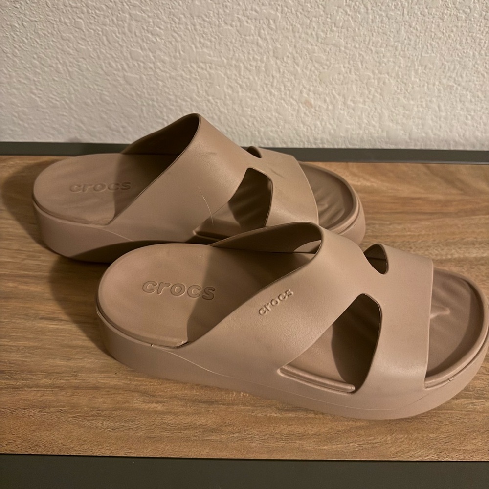 Crocs Women’s platform sandal size 7